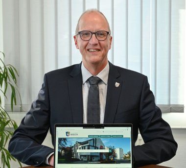 Bürgermeister Michael Franz präsentiert die neue Homepage der Gemeinde Beselich